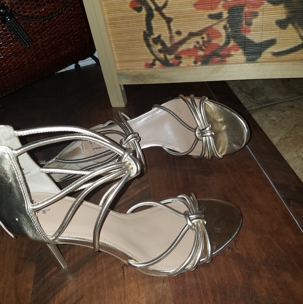 Nwob or tags Gold heels